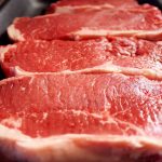 Carne vermelha pode agravar inflamação intestinal, aponta novo estudo