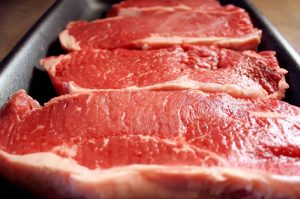 Carne vermelha pode agravar inflamação intestinal, aponta novo estudo