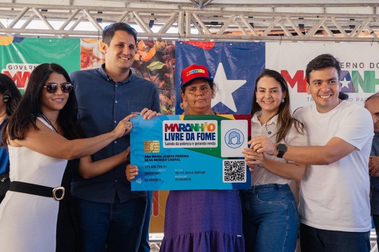 Cartões do programa Maranhão Livre da Fome são distribuídos no