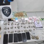 Casal é preso por porte ilegal de arma e tráfico