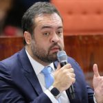 Castro envia à Alerj plano polêmico com corte de benefícios