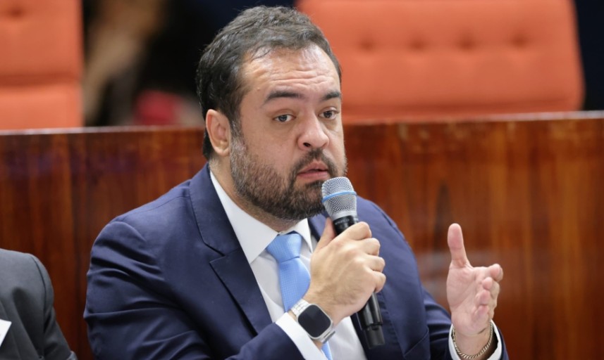 Castro envia à Alerj plano polêmico com corte de benefícios