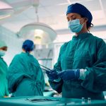 Cirurgiões morrem mais de câncer do que outros médicos, diz