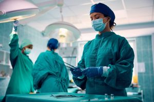 Cirurgiões morrem mais de câncer do que outros médicos, diz