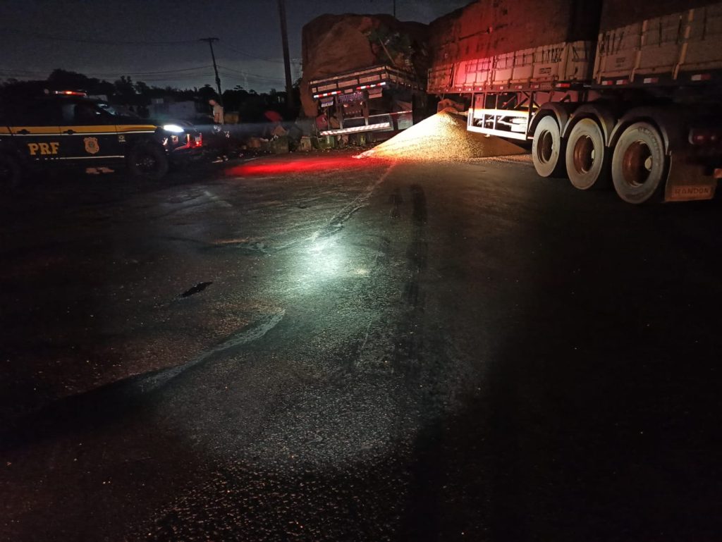 Colisão entre caminhão e carreta deixa dois feridos na BR-135,