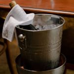 Colocar sal no gelo faz as bebidas gelarem mais rápido?