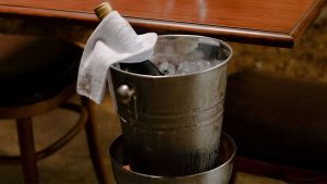 Colocar sal no gelo faz as bebidas gelarem mais rápido?