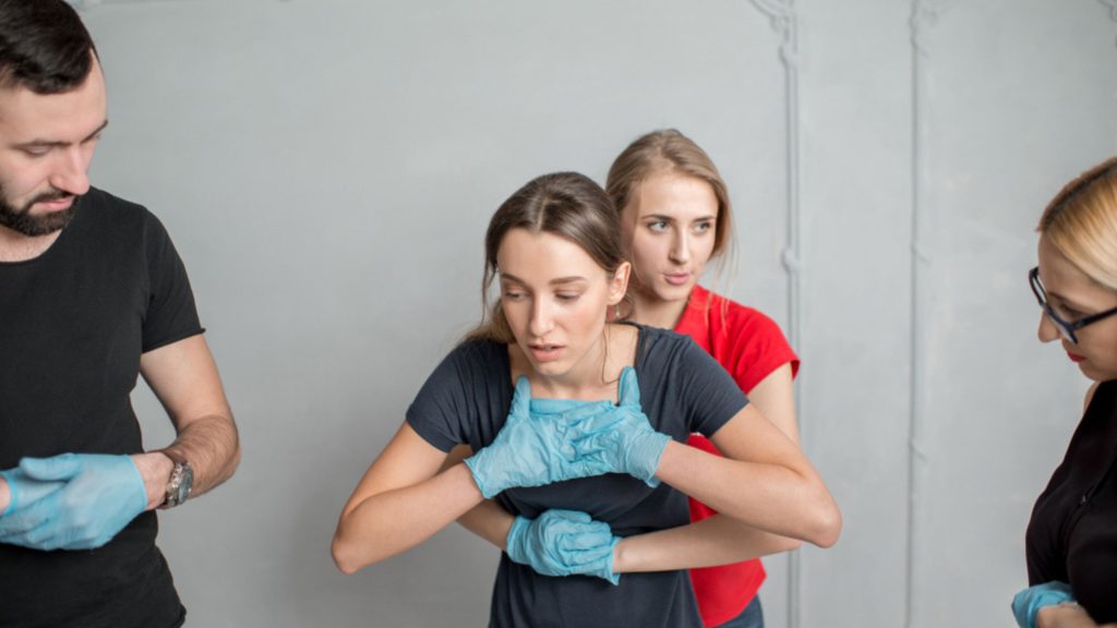 Conhece a manobra de Heimlich? Veja como ela funciona e