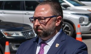 Conselheiro de Trump intensifica ataques a Moraes e exige liberdade