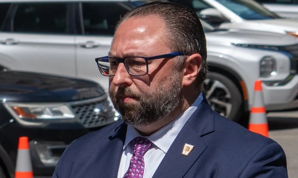 Conselheiro de Trump intensifica ataques a Moraes e exige liberdade
