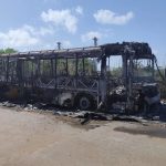 Criminosos ateiam fogo em ônibus na zona rural de São