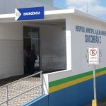 Criminosos fardados rendem família e atiram em morador