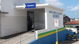 Criminosos fardados rendem família e atiram em morador