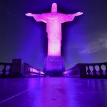 Cristo Redentor recebe iluminação especial em alusão ao Agosto Lilás