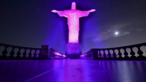 Cristo Redentor recebe iluminação especial em alusão ao Agosto Lilás