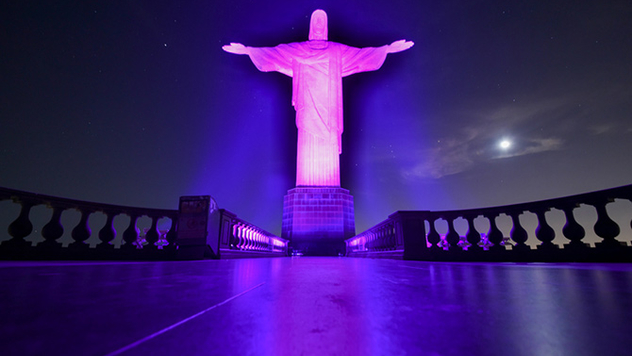 Cristo Redentor recebe iluminação especial em alusão ao Agosto Lilás
