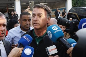 Defesa de Bolsonaro admite sugestão de asilo à Argentina, mas