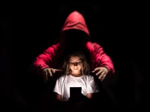 Denúncias de exploração infantil online disparam após vídeo viral