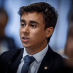 Deputada aciona AGU e PGR contra Nikolas Ferreira por acusações