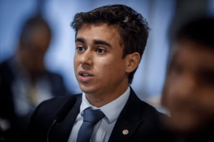 Deputada aciona AGU e PGR contra Nikolas Ferreira por acusações