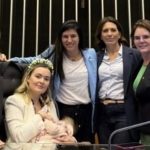 Deputada leva bebê ao plenário e ocupa cadeira da presidência