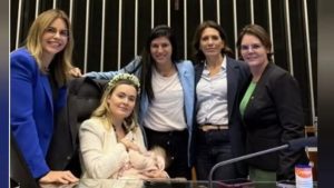 Deputada leva bebê ao plenário e ocupa cadeira da presidência