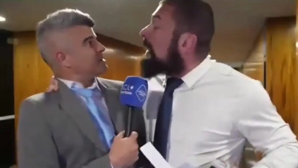 Deputado do PL parte para cima de repórter na Câmara