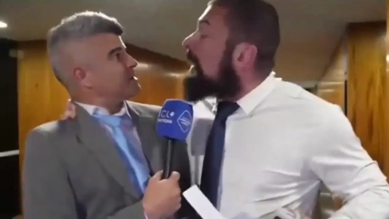 Deputado do PL parte para cima de repórter na Câmara