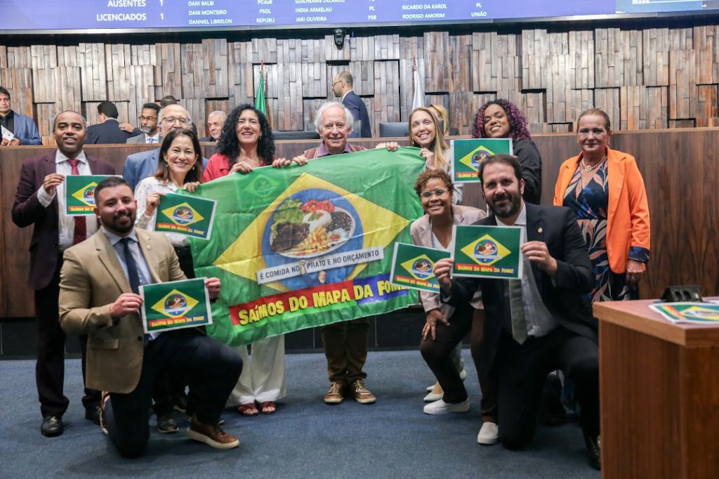 Deputados exibem bandeira na Alerj para celebrar saída do Brasil
