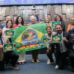 Deputados exibem bandeira na Alerj para celebrar saída do Brasil