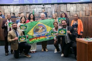 Deputados exibem bandeira na Alerj para celebrar saída do Brasil