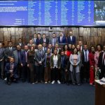 Deputados posam ao lado de Bacellar e demonstram apoio após