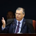 Dino dá 10 dias para Motta explicar trâmite do PL
