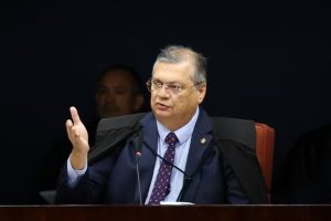 Dino dá 10 dias para Motta explicar trâmite do PL