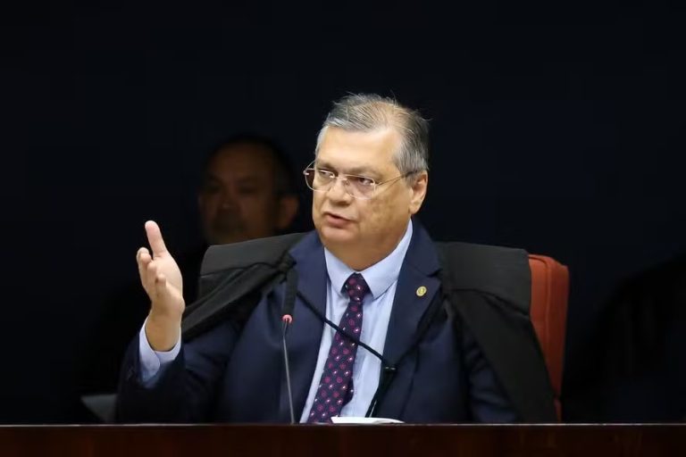Dino dá 10 dias para Motta explicar trâmite do PL