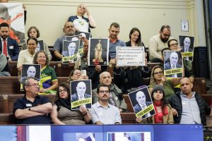Direita ocupa plenário da Câmara do Rio em audiência sobre