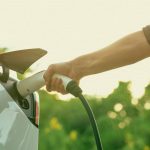 É melhor usar máscaras ao carregar carros elétricos, diz estudo.