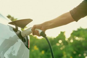 É melhor usar máscaras ao carregar carros elétricos, diz estudo.
