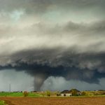 É possível sobreviver após ser sugado por um tornado?