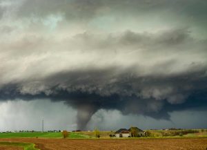 É possível sobreviver após ser sugado por um tornado?