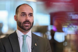 Eduardo Bolsonaro cogita candidatura independente à Presidência contra Tarcísio mesmo
