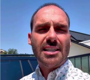 Eduardo Bolsonaro insinua que Moraes e PF estão por trás