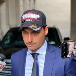 Eduardo Bolsonaro solicita a Motta autorização para exercer mandato à