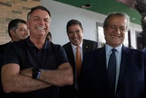 Em prisão domiciliar, Bolsonaro recebe Valdemar e discute candidaturas de