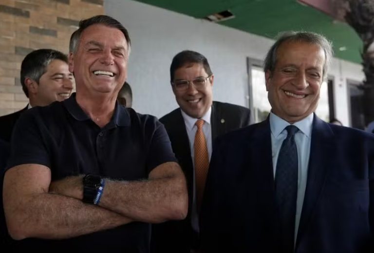 Em prisão domiciliar, Bolsonaro recebe Valdemar e discute candidaturas de