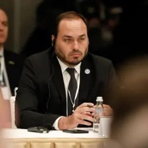 Empresário que transferiu R$ 700 mil a Carlos Bolsonaro responde