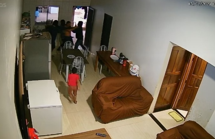Empresário tem casa invadida e é morto na frente do