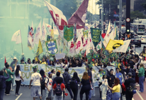 Estudantes tomam Avenida Paulista em defesa da educação e contra