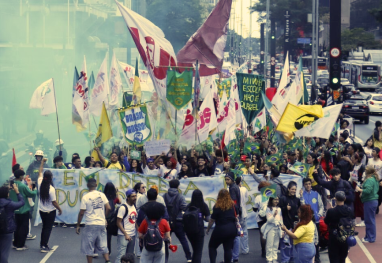 Estudantes tomam Avenida Paulista em defesa da educação e contra