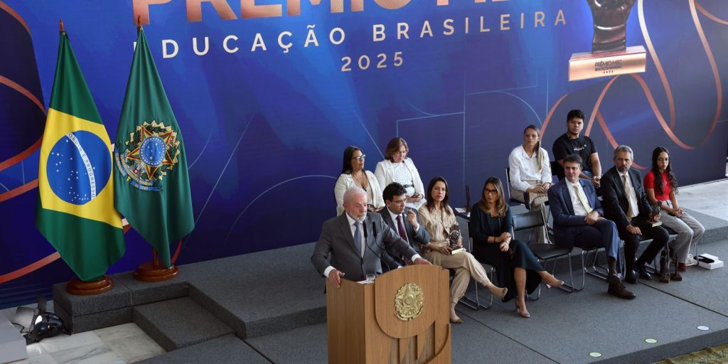 Evasão escolar é questão de Estado, diz Lula na entrega